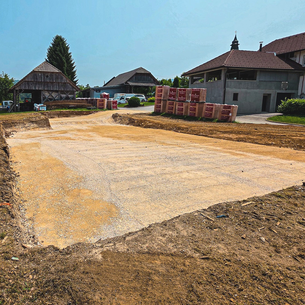 Poravnana gramozna podlaga za temelje hiše na gradbišču